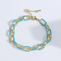Détail d'un bracelet à maillons dorés 18K avec des mailles rectangulaires en émail bleu - Bleu clair