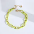 Vue macro du bracelet chaîne épaisse plaqué or 18K avec lien émail jaune néon et fermoir - Jaune