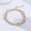 Vue détaillée du bracelet à chaîne épaisse plaqué or 18 carats avec émail violet - Violet
