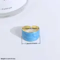 Anillo ancho abierto con esmalte ondulado azul cielo y acabado interior dorado - Azul claro