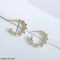 Pendientes de aro ondulados bañados en oro de 18K con esmalte blanco y 2 cm de diámetro - Blanco