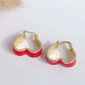 Vista macro de pendientes S925 bañados en oro con esmalte de corazón rojo y cierre de clic - Rojo