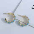 Détail des boucles d'oreilles créoles plaquées or 18K avec émail bleu clair et bord ondulé - Bleu clair