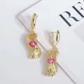 Detalle de pendientes chapados en oro 18K con ojo de la suerte rosa y textura grabada - Rojo