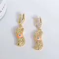 Pendientes de oro de 18K en forma de cacahuete con ojo turco naranja sobre fondo blanco - Naranja