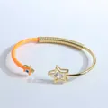 Détail du bracelet étoile en or 18 carats avec émail orange et incrustation de zircon - Orange