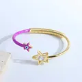 Détail du bracelet étoile doré 18K avec l'œil porte-bonheur et émail violet élégant - Violet