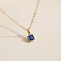 Détail du pendentif en zircon bleu carré sur une chaîne plaquée or 18 carats élégante - Septembre (Zircone Saphir)