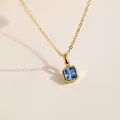 Gros plan détaillé d'un collier avec pendentif zircon bleu carré plaqué or 18 carats - Décembre (Zircone Bleue)