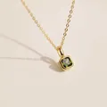 Gros plan du collier plaqué or avec pendentif en zircon vert carré et pierre de naissance - Août (Zircone Péridot)