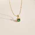 Détail d'un collier plaqué or 18 carats avec un pendentif en zircon vert coupe carrée - Mai (Zircone Émeraude)