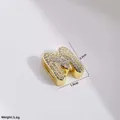 Detailansicht des mit Zirkon besetzten M-Anhängers mit genauen Abmessungen und Gewicht - Gold Buchstabe M