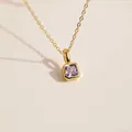Gros plan d'un pendentif en pierre violette carrée sur une chaîne plaquée or 18 carats - Juin (Zircone Améthyste Claire)