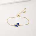 Vue détaillée du pendentif papillon en émail bleu avec zircons et chaîne dorée réglable - Bleu foncé