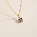 Collar bañado en oro de 18k con circonita morada cuadrada sobre fondo beige - Febrero (Zirconia Amatista)