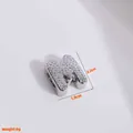 Makro-Detail des Zirkonia Buchstabe M Anhängers mit 2,2 cm Höhe und 6 g Gewichtsanzeige - Silber Buchstabe M