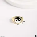 Detalle de anillo yin yang dorado con nácar y circonitas cúbicas de 1,5 cm de ancho - Estilo Taiji Yin Yang (B)