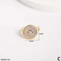 Detalle de anillo halo dorado con incrustación de nácar y piedras de circonita - Estilo Halo de Nácar Redondo (C)
