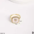 Detalle de anillo ajustable dorado con nácar y circonitas con medidas de tamaño - Estilo Nácar Cuadrado (D)