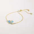 Pulsera de cadena dorada ajustable con mariposa de esmalte azul y circonitas microengastadas - Azul