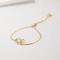 Pulsera ajustable de cadena dorada con colgante de mariposa de esmalte blanco y circón - Blanco