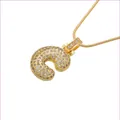 Collar con colgante de letra C dorada con circonitas cúbicas sobre cadena de serpiente - Letra C