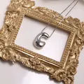 Collar con colgante de letra C en plata pulida con acabado espejo y cadena de metal - Letra C