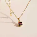 Collar chapado en oro de 18k con colgante de circón rojo cuadrado para mujer elegante - Enero (Zirconia Granate)