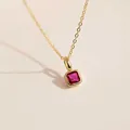 Collier plaqué or 18 carats avec pendentif en zircone rouge carré et chaîne à mailles - Juillet (Zircone Rubis)