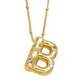 Collar dorado con colgante de letra B y circonitas sobre una cadena de perlas - Letra B