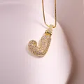 Collier avec pendentif lettre J en forme de bulle serti de zircons dorés - Lettre J