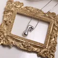 Collier avec pendentif lettre F argenté texture métal liquide sur cadre doré - Lettre F
