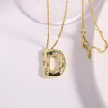 Elegante collar bañado en oro con un colgante de la letra D con circonitas - Letra D