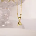 Detalle macro del colgante letra A estilo burbuja en oro de 18K con cadena de cuentas - Letra A