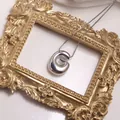 Pendentif lettre G en argent poli avec une chaîne fine dans un cadre doré chic - Lettre G