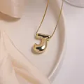 Collier plaqué or 18 carats avec pendentif lettre J bombée sur un fond de soie élégant - Style Lettre J