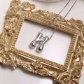 Collier avec pendentif lettre H en argent poli et chaîne à mailles carrées pour femme - Lettre H
