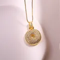 Collier pendentif donut doré avec pavé de zircons sur une fine chaîne vénitienne - Lettre O