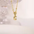 Collar con colgante de letra C de globo en oro de 18K sobre una cadena dorada - Letra C