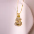 Collier doré avec pendentif lettre S pavé de zircons sur une chaîne vénitienne - Lettre S