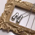 Collier lettre M 3D moderne en argent poli avec une chaîne box délicate - Lettre M