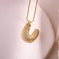 Collier doré avec pendentif lettre U en zircons et chaîne maille vénitienne chic - Lettre U