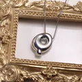 Pendentif lettre Q argenté poli sur une fine chaîne box avec une finition brillante - Lettre Q