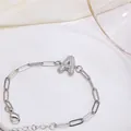 Pulsera de cadena de clip plateada con colgante de letra A en circonita y cierre ajustable - Letra A