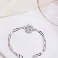 Pulsera de cadena de clip plateada con un colgante brillante de la letra B con circonita - Letra B