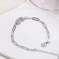 Pulsera de cadena de clip plateada con un dije de letra C de circonita brillante - Letra C