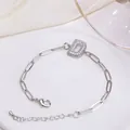 Pulsera de cadena de clip plateada con un colgante de letra D mayúscula con circonitas - Letra D