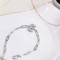 Bracelet à chaîne trombone en argent avec un pendentif lettre E incrusté de zircons - Lettre E