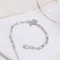 Bracelet chaîne trombone argentée avec un pendentif lettre F serti de zircons et fermoir réglable - Lettre F