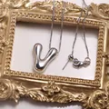 Collier avec pendentif lettre V argenté poli et chaîne box réglable sur cadre doré - Lettre V